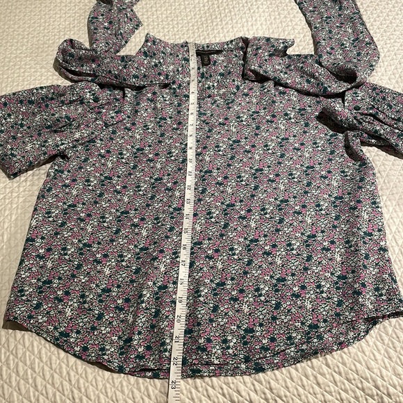 Banana Republic Flower print dress shirt with attached tie. - Picture 6 of 8